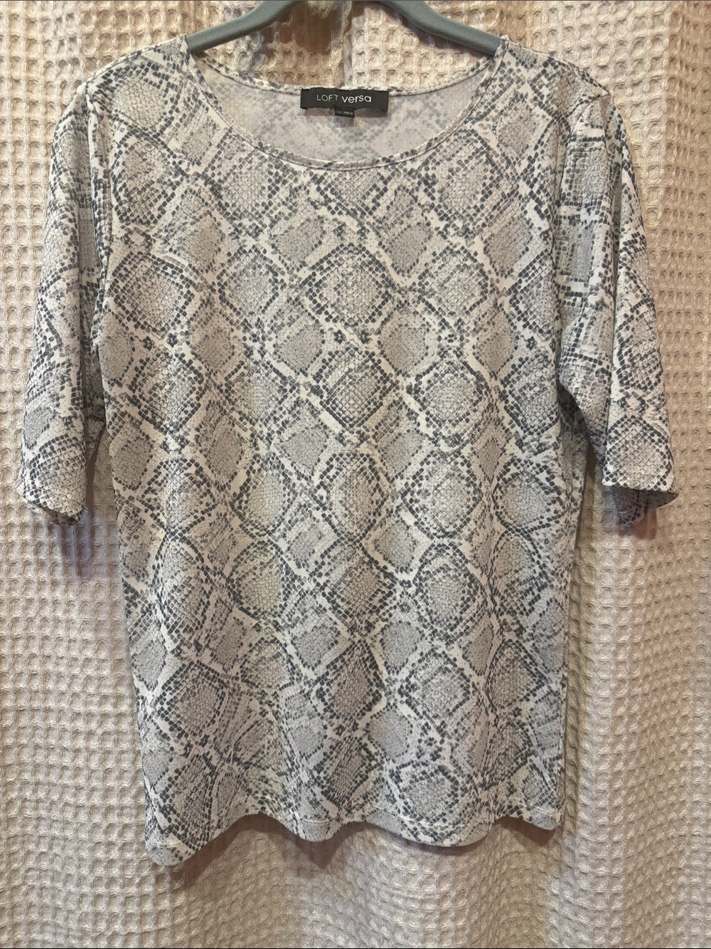 ⚜️ LOFT Versa Snake Print Short Sleeve Top - Gray/White sz Med